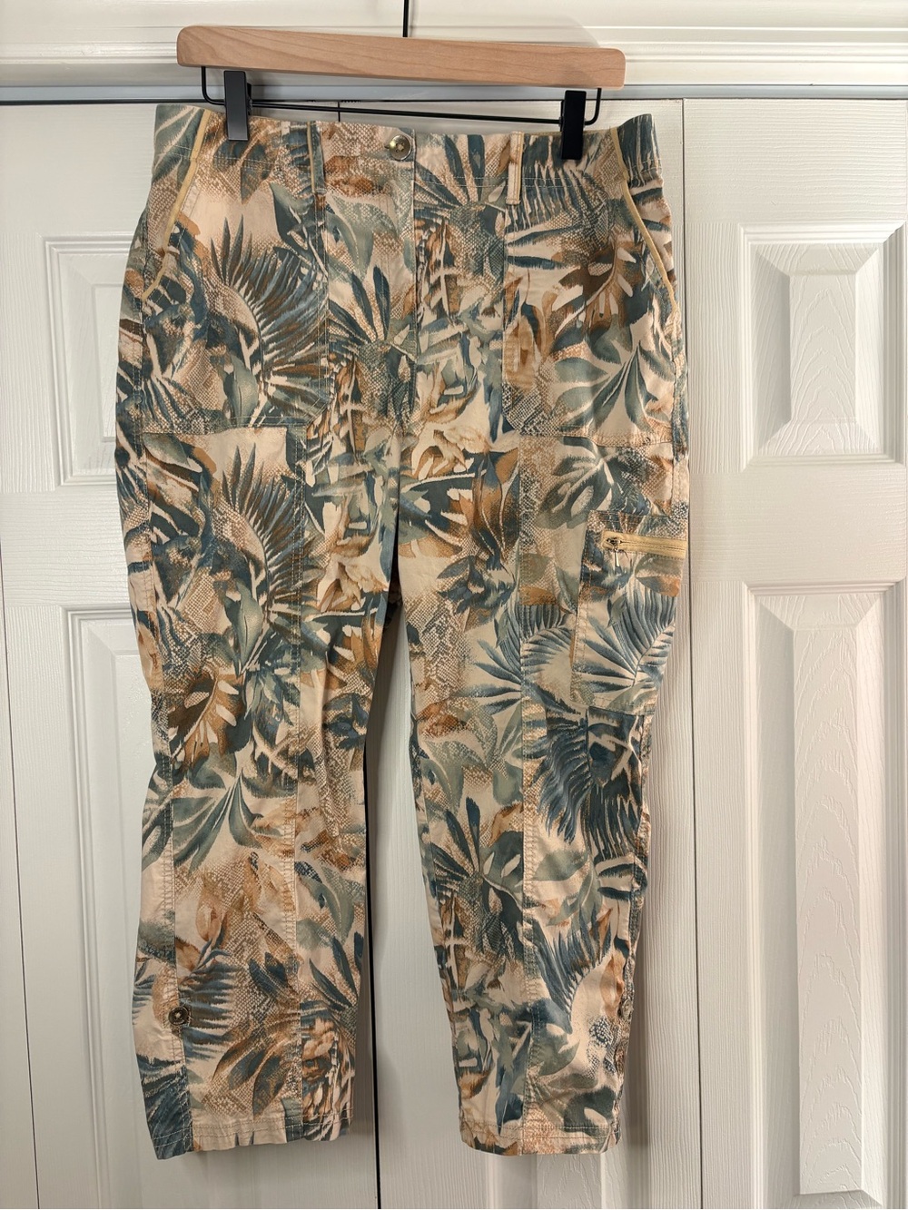 Women’s Chico's Comfort Stretch cargo cropped pants size 1.5/10